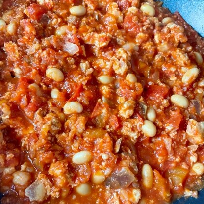 トマト缶と大豆があったので、作らせていただきました。
香りも良く、食欲そそります。
チーズをかけたり、丼にしたりして楽しみたいと思います。